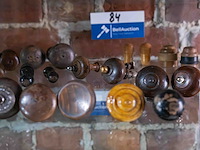 Glazen kast 2_houten deurknopjes, hendels, kantklosspoelen - afbeelding 1 van  4