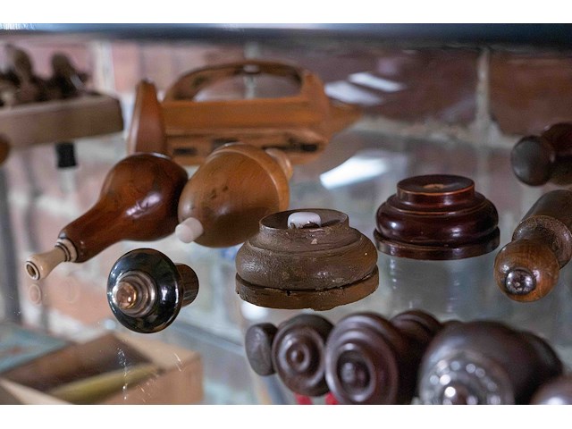 Glazen kast 2_houten deurknopjes, hendels, kantklosspoelen - afbeelding 2 van  4