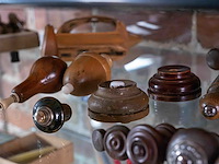 Glazen kast 2_houten deurknopjes, hendels, kantklosspoelen - afbeelding 2 van  4