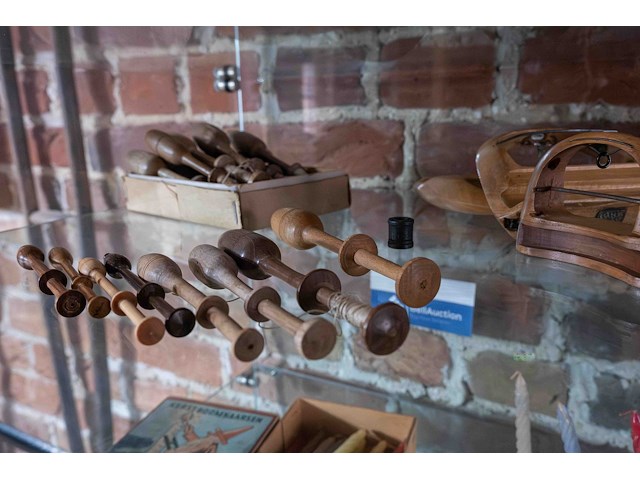 Glazen kast 2_houten deurknopjes, hendels, kantklosspoelen - afbeelding 3 van  4