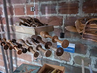 Glazen kast 2_houten deurknopjes, hendels, kantklosspoelen - afbeelding 3 van  4