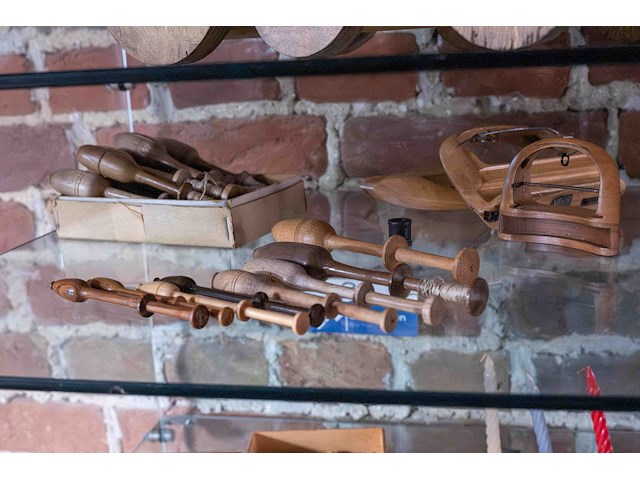 Glazen kast 2_houten deurknopjes, hendels, kantklosspoelen - afbeelding 4 van  4