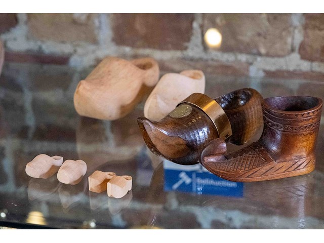 Glazen kast 2_houten klompen - afbeelding 1 van  4