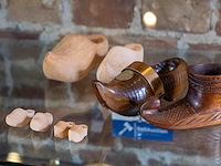 Glazen kast 2_houten klompen - afbeelding 1 van  4