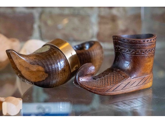 Glazen kast 2_houten klompen - afbeelding 2 van  4