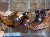 Glazen kast 2_houten klompen - afbeelding 2 van  4