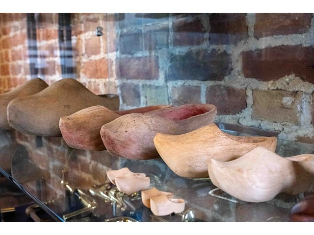 Glazen kast 2_houten klompen - afbeelding 3 van  4