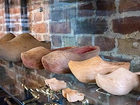 Glazen kast 2_houten klompen - afbeelding 3 van  4