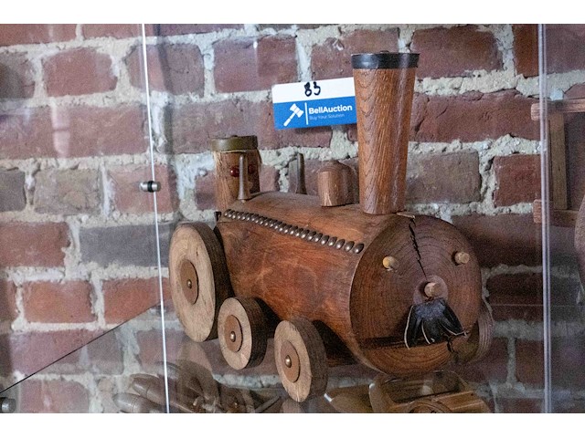 Glazen kast 2_houten locomotief en kar - afbeelding 1 van  2