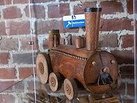 Glazen kast 2_houten locomotief en kar - afbeelding 1 van  2