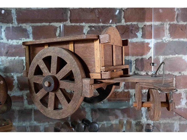 Glazen kast 2_houten locomotief en kar - afbeelding 2 van  2