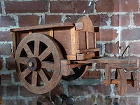 Glazen kast 2_houten locomotief en kar - afbeelding 2 van  2