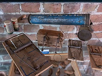 Glazen kast 2_muizen- en rattenvallen, spuitbus insecten - afbeelding 1 van  3