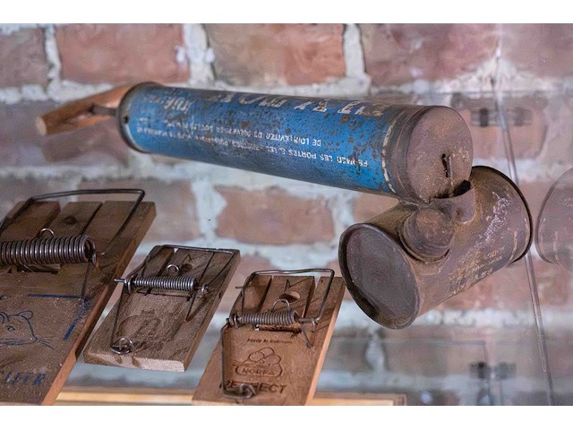 Glazen kast 2_muizen- en rattenvallen, spuitbus insecten - afbeelding 3 van  3