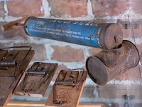 Glazen kast 2_muizen- en rattenvallen, spuitbus insecten - afbeelding 3 van  3