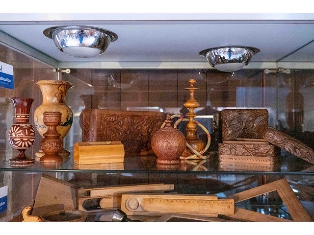 Glazen kast 3_ houten doosjes en vaasjes - afbeelding 1 van  8