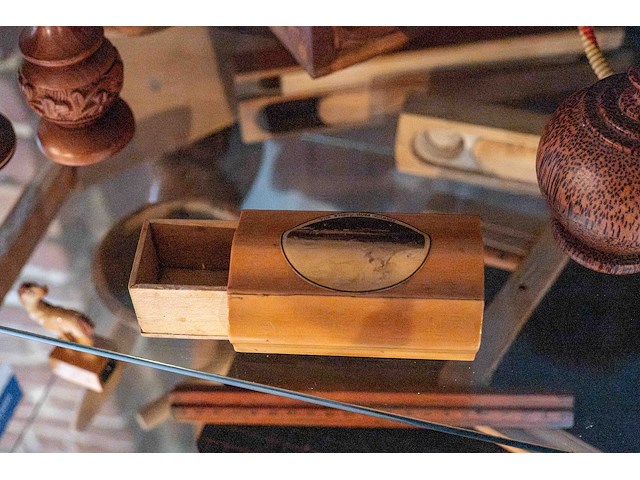 Glazen kast 3_ houten doosjes en vaasjes - afbeelding 3 van  8