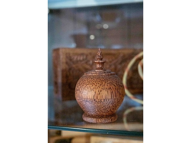 Glazen kast 3_ houten doosjes en vaasjes - afbeelding 4 van  8