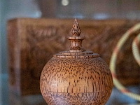 Glazen kast 3_ houten doosjes en vaasjes - afbeelding 4 van  8