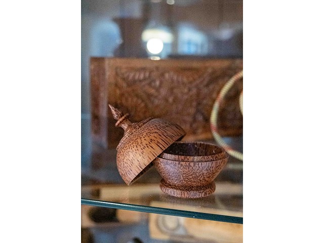 Glazen kast 3_ houten doosjes en vaasjes - afbeelding 5 van  8