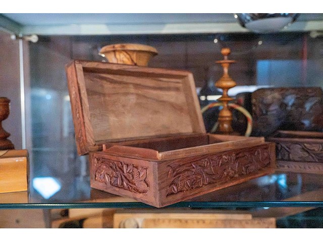 Glazen kast 3_ houten doosjes en vaasjes - afbeelding 8 van  8