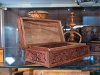 Glazen kast 3_ houten doosjes en vaasjes - afbeelding 8 van  8