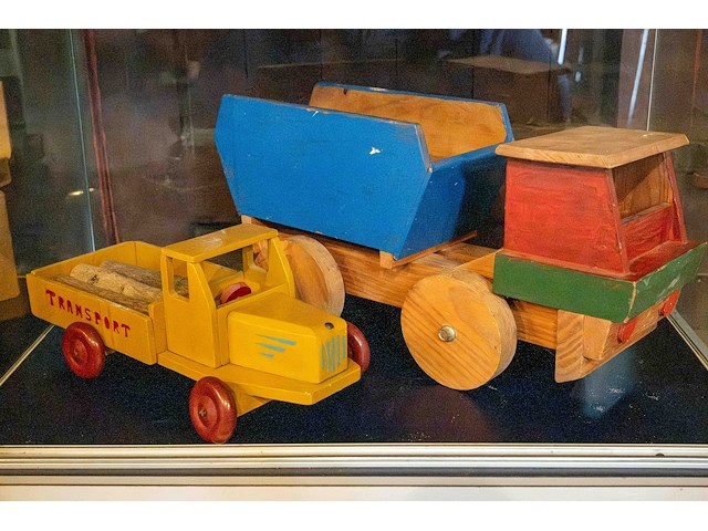 Glazen kast 3_2 houten auto's - afbeelding 1 van  4