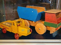 Glazen kast 3_2 houten auto's - afbeelding 1 van  4