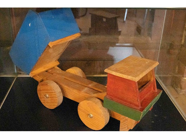 Glazen kast 3_2 houten auto's - afbeelding 2 van  4