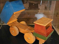 Glazen kast 3_2 houten auto's - afbeelding 2 van  4