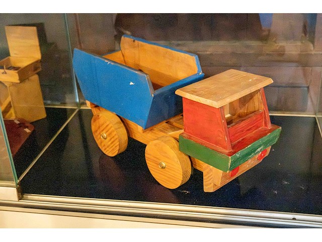 Glazen kast 3_2 houten auto's - afbeelding 3 van  4