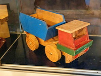 Glazen kast 3_2 houten auto's - afbeelding 3 van  4