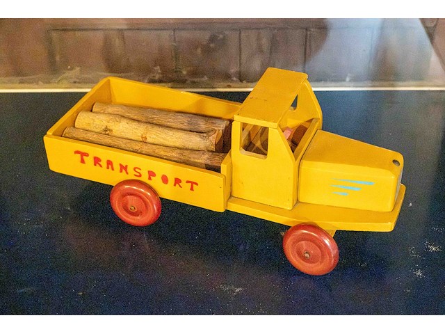 Glazen kast 3_2 houten auto's - afbeelding 4 van  4