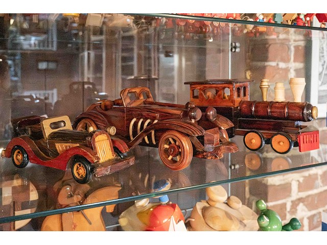 Glazen kast 3_3 houten auto's en 1 kleine aluminium - afbeelding 1 van  7