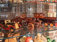 Glazen kast 3_3 houten auto's en 1 kleine aluminium - afbeelding 1 van  7