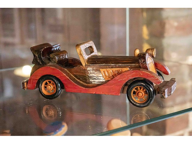 Glazen kast 3_3 houten auto's en 1 kleine aluminium - afbeelding 2 van  7