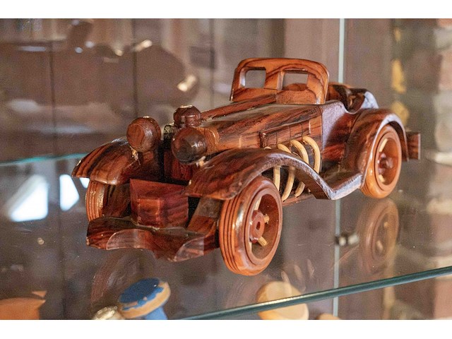 Glazen kast 3_3 houten auto's en 1 kleine aluminium - afbeelding 3 van  7