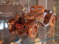 Glazen kast 3_3 houten auto's en 1 kleine aluminium - afbeelding 3 van  7