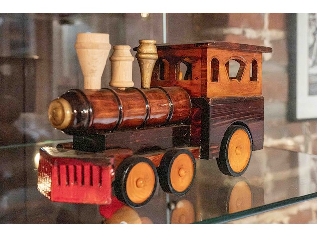 Glazen kast 3_3 houten auto's en 1 kleine aluminium - afbeelding 4 van  7