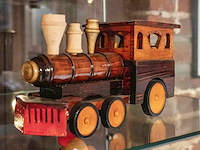 Glazen kast 3_3 houten auto's en 1 kleine aluminium - afbeelding 4 van  7