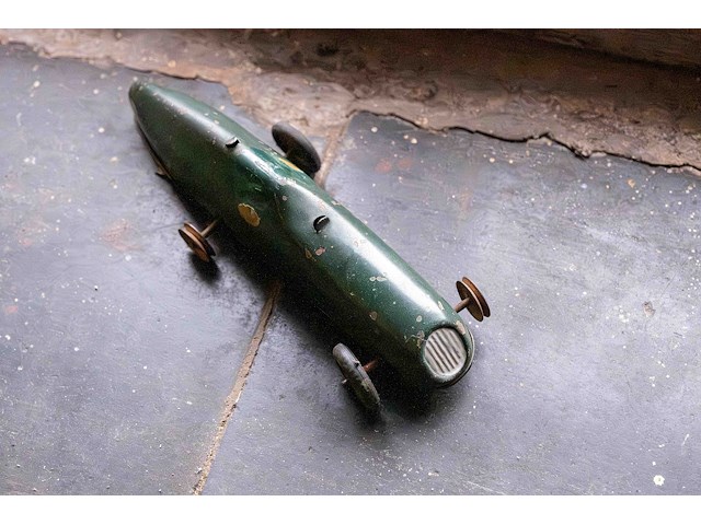 Glazen kast 3_3 houten auto's en 1 kleine aluminium - afbeelding 5 van  7