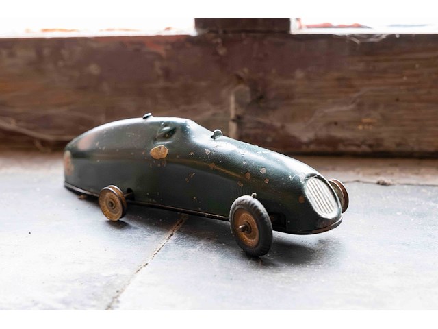 Glazen kast 3_3 houten auto's en 1 kleine aluminium - afbeelding 6 van  7