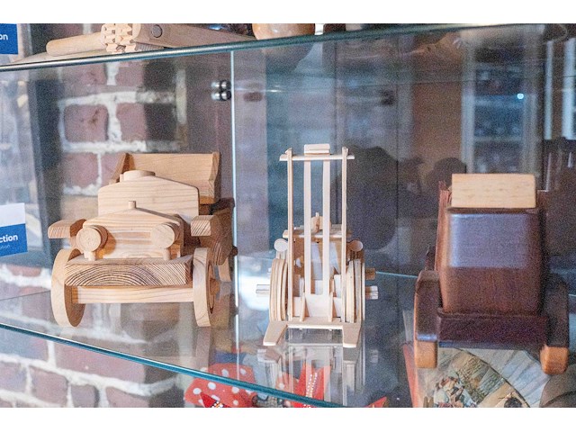 Glazen kast 3_3 houten auto's - afbeelding 1 van  7