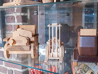 Glazen kast 3_3 houten auto's - afbeelding 1 van  7