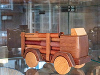 Glazen kast 3_3 houten auto's - afbeelding 2 van  7