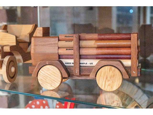 Glazen kast 3_3 houten auto's - afbeelding 3 van  7