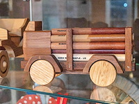 Glazen kast 3_3 houten auto's - afbeelding 3 van  7