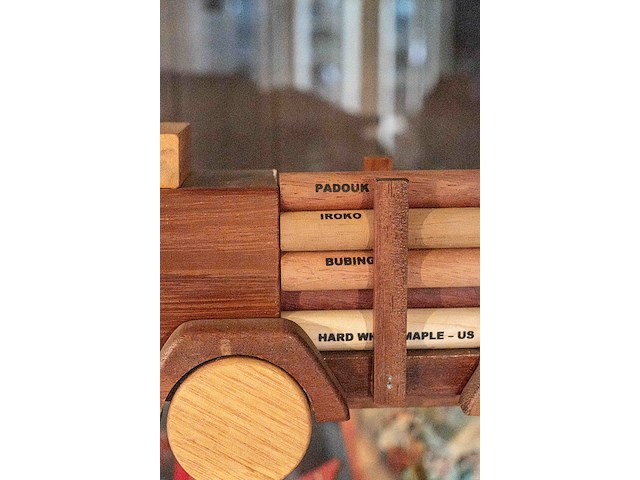 Glazen kast 3_3 houten auto's - afbeelding 4 van  7