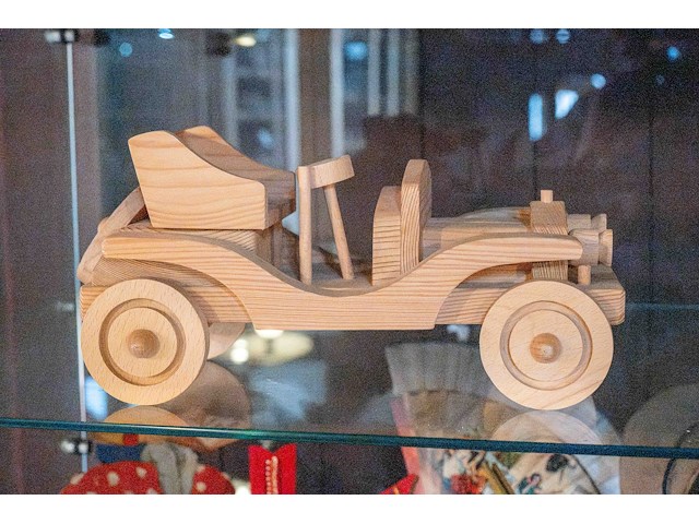 Glazen kast 3_3 houten auto's - afbeelding 5 van  7