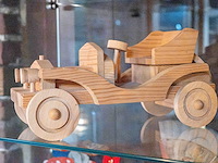 Glazen kast 3_3 houten auto's - afbeelding 6 van  7